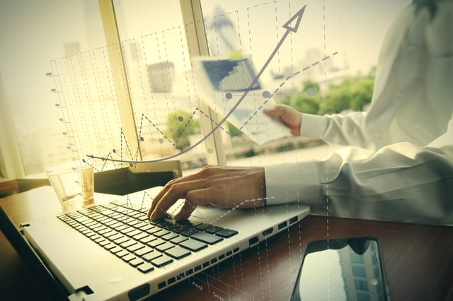 documents commerciaux sur la table de bureau avec téléphone intelligent et tablette numérique et diagramme d'entreprise graphique et homme travaillant en arrière-plan.jpeg